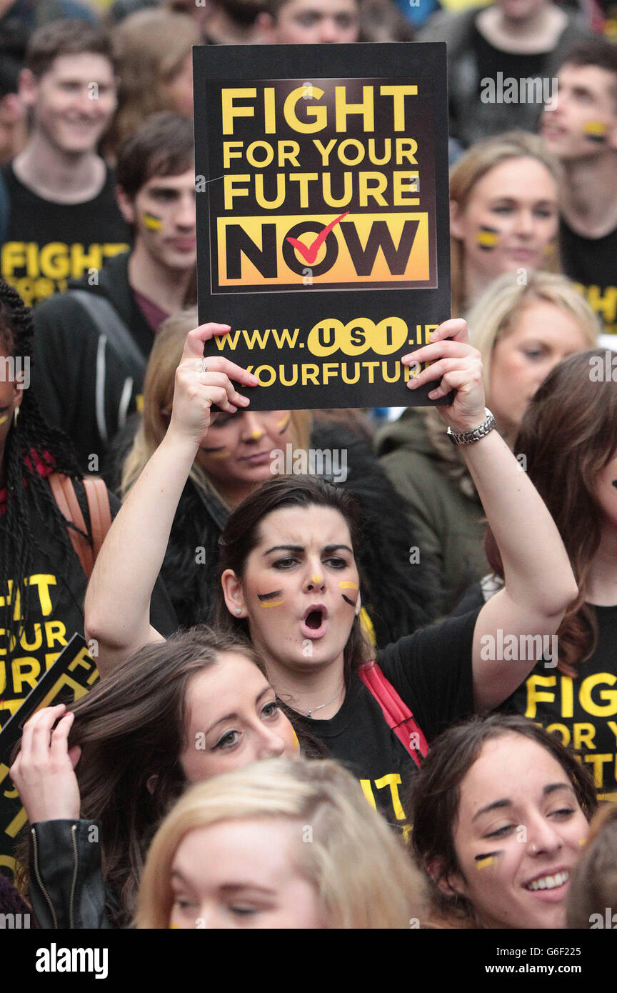 Gli studenti prendono parte alla lotta per il vostro futuro ora dimostrazioni a Leinster House, Dublino, per protestare contro la riduzione delle sovvenzioni di manutenzione nel bilancio. Foto Stock