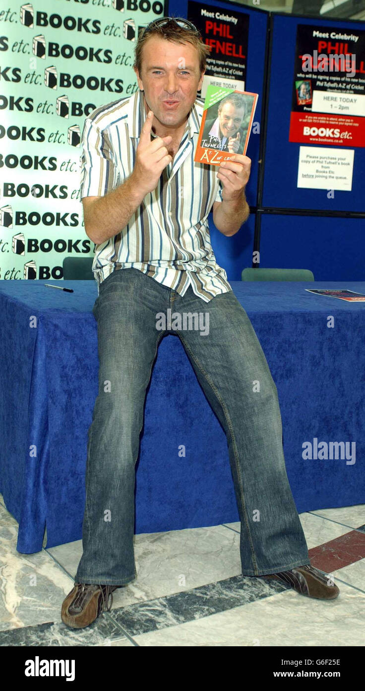 Il re della giungla e il cricketer dell'ex-Inghilterra Phil Tufnell si pone per i fotografi durante una firma del suo nuovo libro 'a-Z del cricket di Phil Tufnell ' a Canary Wharf. Foto Stock