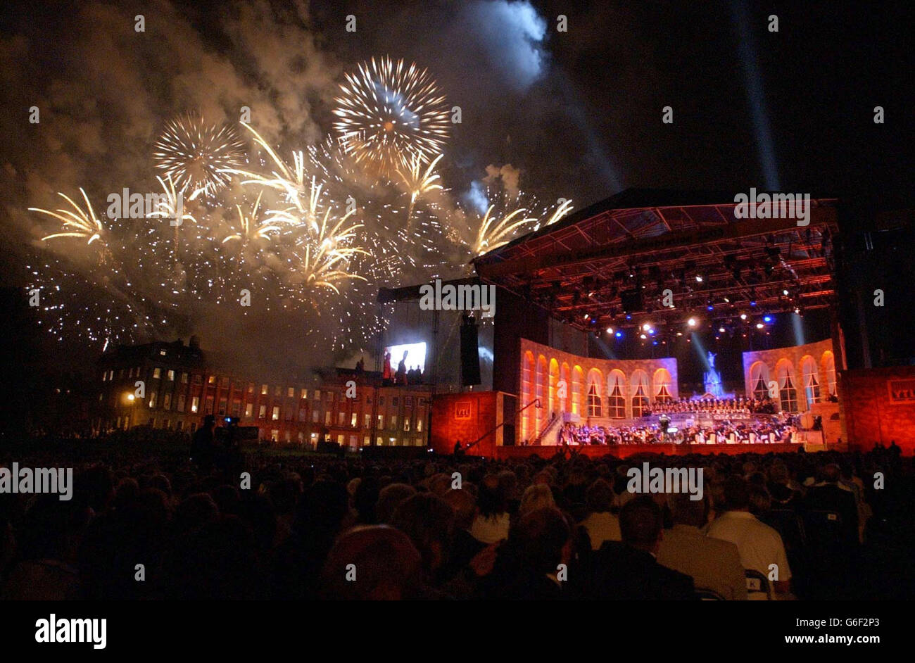 Fuochi d'artificio alla fine del leggendario concerto dei tre tenori Jose Carreras, Luciano Pavarotti e Placido Domingo a Bath. I tre grandi cantanti d'opera stavano partecipando ad una performance dei tre tenori nella città di Bath. Jose Carreras, Placido Domingo e Luciano Pavarotti cantavano davanti allo sfondo della famosa Crescent reale della città. Si sono esibiti di fronte a 7,000 tifosi che hanno vinto biglietti gratuiti, e altre 20,000 persone hanno vinto i biglietti per guardare lo spettacolo su schermi relè giganti nel vicino Royal Victoria Park. Foto Stock