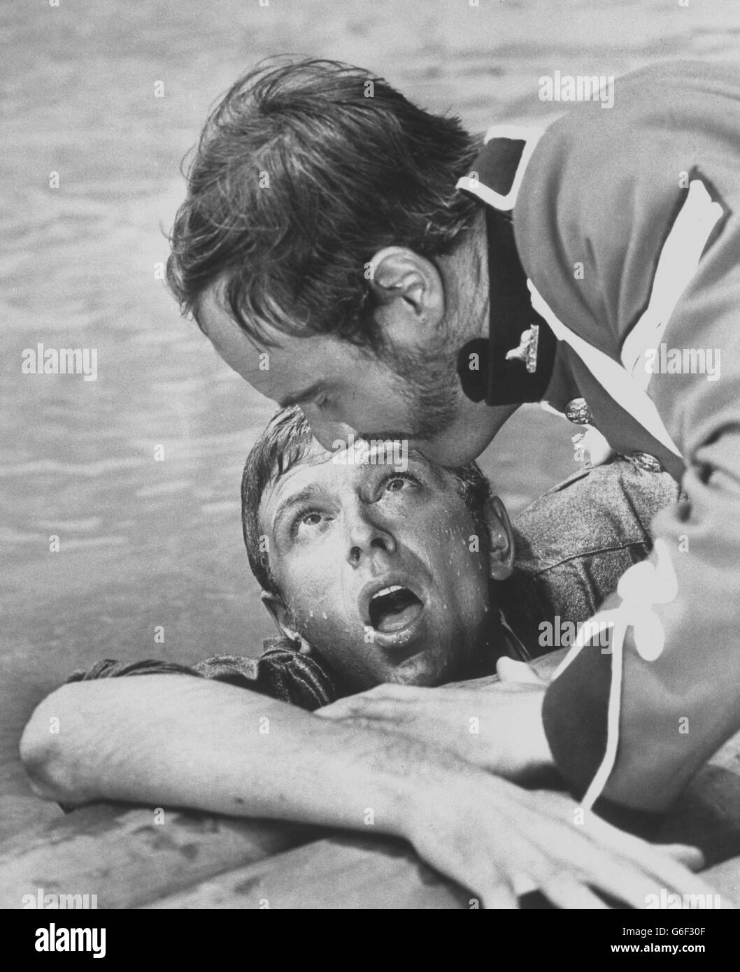 L'attore David Kernan (l) è salvato dal fiume Tugela, Natal, da Glynn Edwards durante una scena da 'Zulu'. Foto Stock