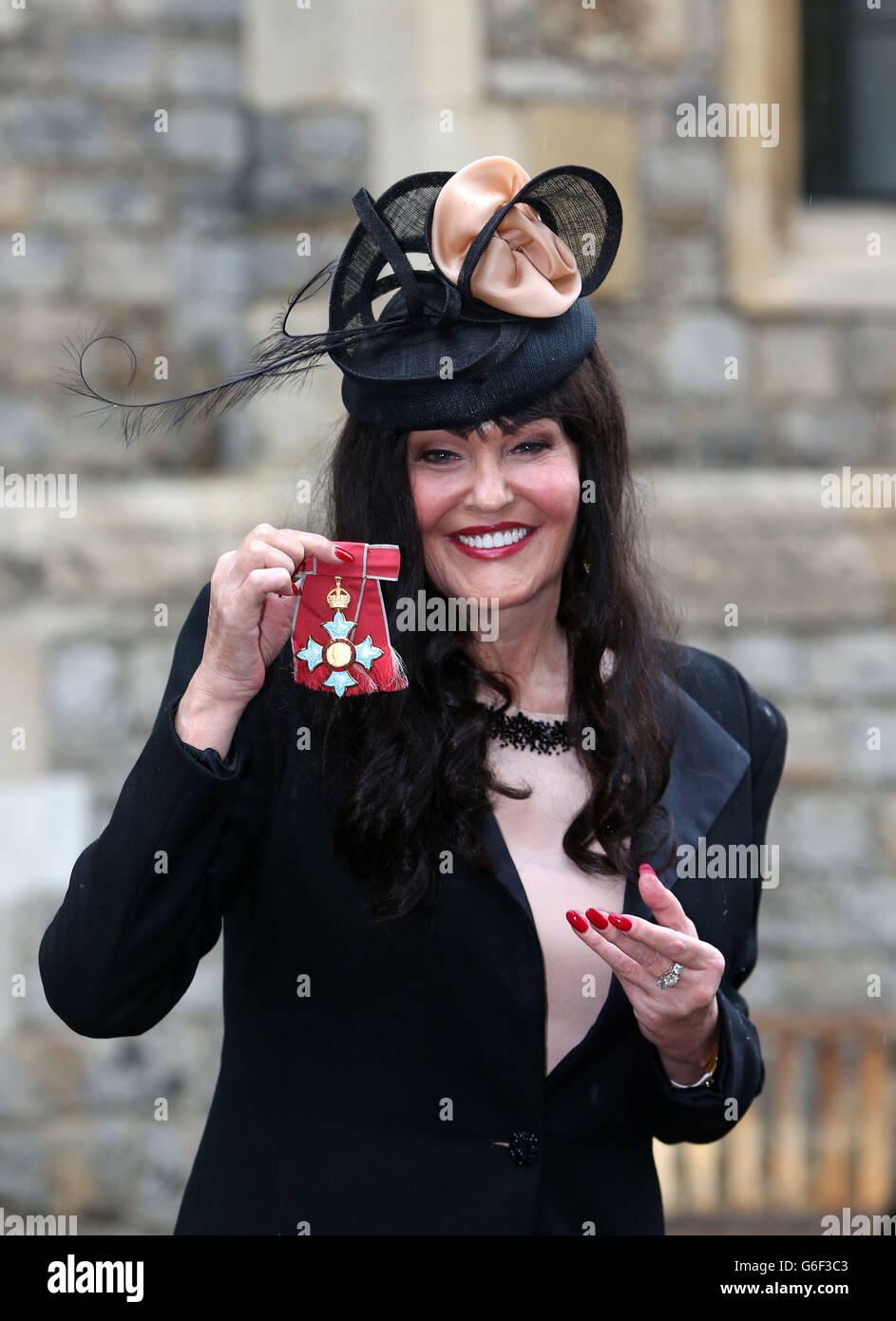 Investe al castello di Windsor. L'ex Den Star di Dragon Hilary Devey ha ricevuto un CBE per l'industria dei trasporti e le beneficenze al Castello di Windsor. Foto Stock