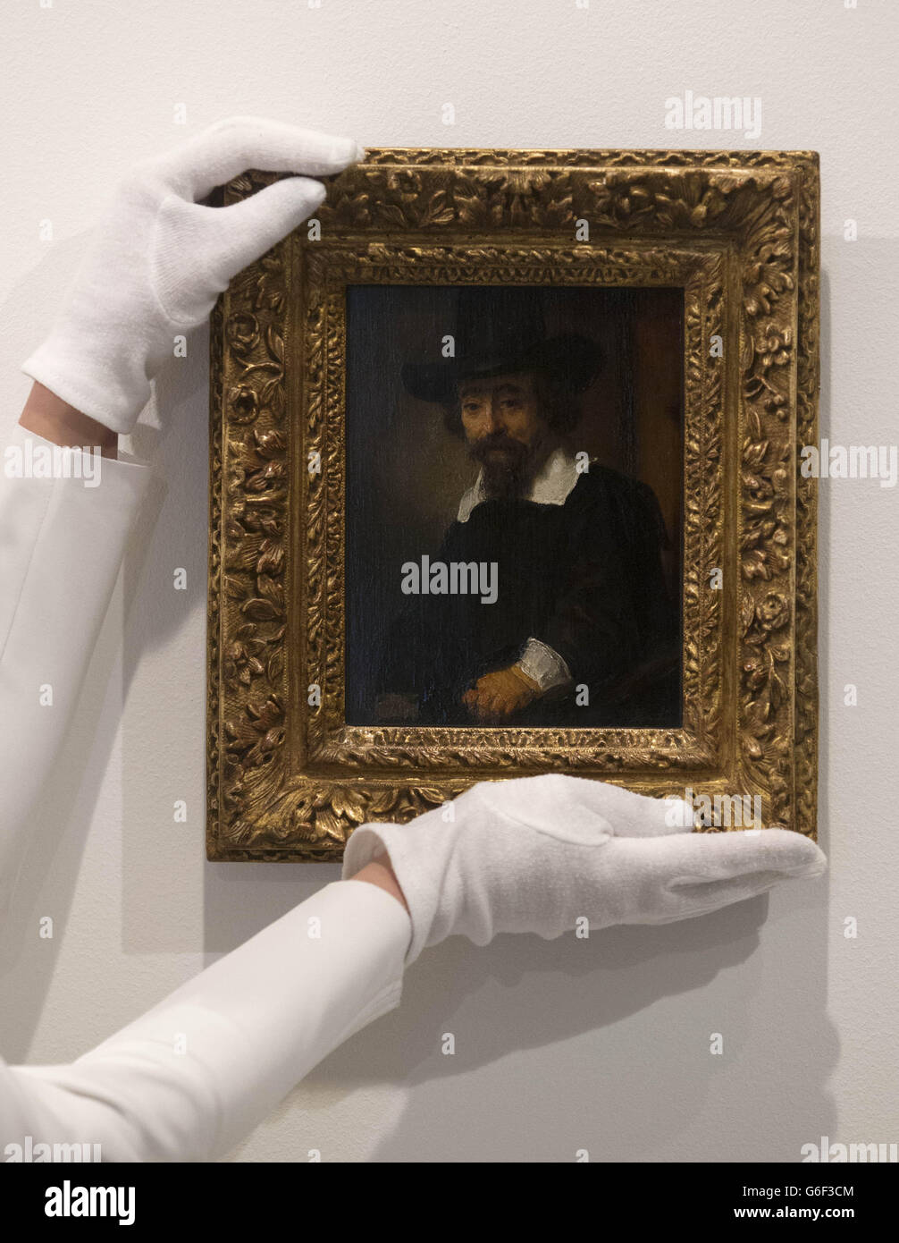 Un impiegato della galleria pone con Rembrandt's 'Ritratto del Dott. Ephraim Bueno' Oil su pannello, in esposizione nella verità grezza: Auerbach Rembrandt a Ordovas a Londra. Foto Stock