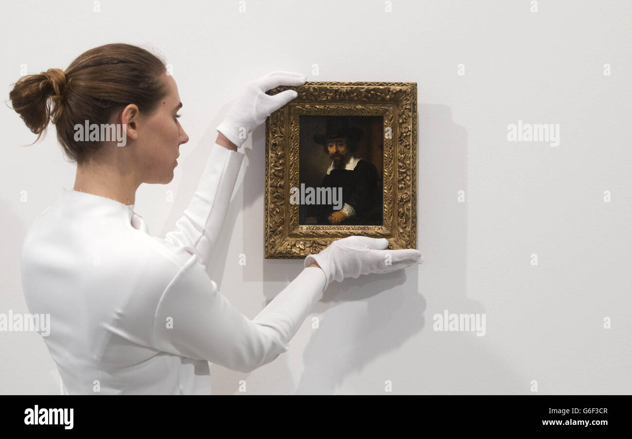 Un impiegato della galleria pone con Rembrandt's 'Ritratto del Dott. Ephraim Bueno' Oil su pannello, in esposizione nella verità grezza: Auerbach Rembrandt a Ordovas a Londra. Foto Stock