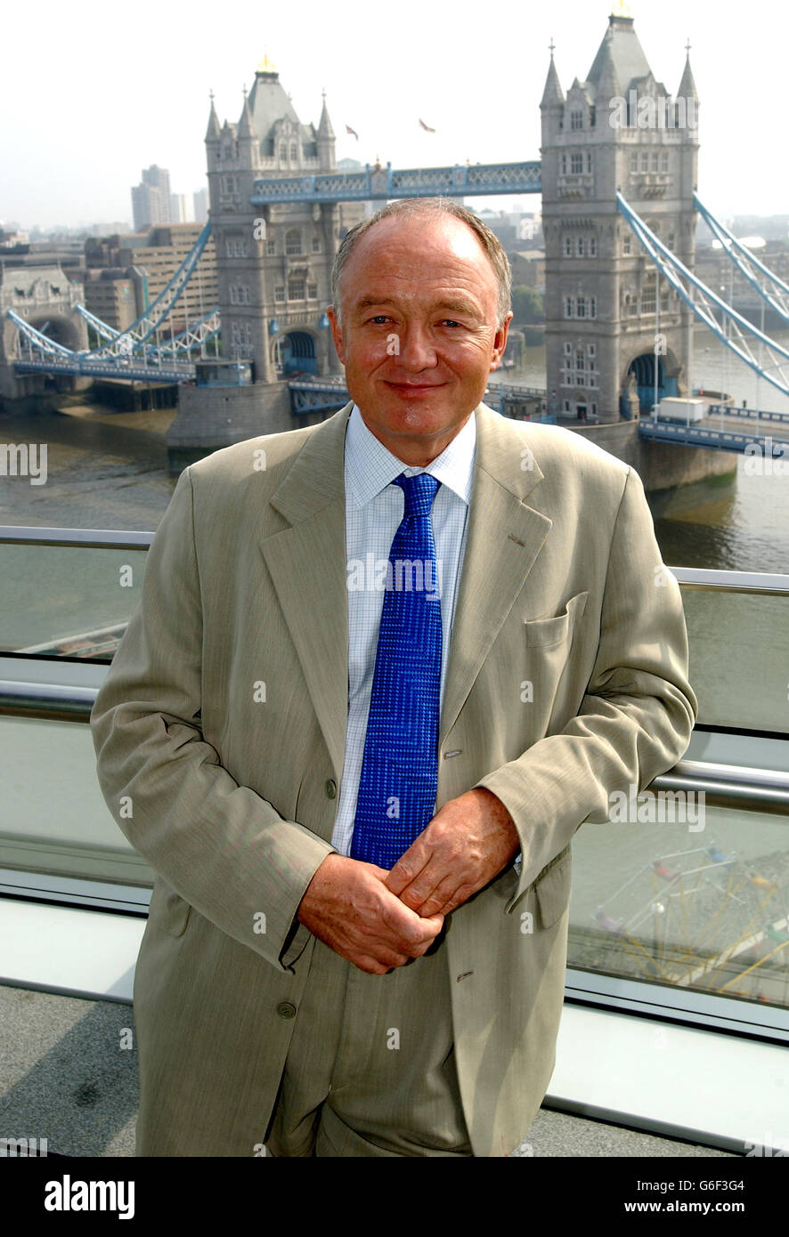 Il Sindaco di Londra Ken Livingstone si pone per i fotografi dopo una conferenza stampa al City Hall di Londra, dove ha annunciato un concerto gratuito in Trafalgar Square per mostrare il nuovo look Sqaure e kickstart la prossima fase dell'iniziativa del turismo Totally London. La mostra con tre atti di vendita numero uno (da annunciarsi) si terrà domenica 31 agosto. 27/08/2003: Livingstone vuole rimanere al potere almeno fino al 2012 per guidare attraverso l'offerta olimpica della capitale, è emerso Mercoledì 27 agosto 2003. Livingstone, eletto sindaco indipendente nel 2000, quando era stato nominato Foto Stock