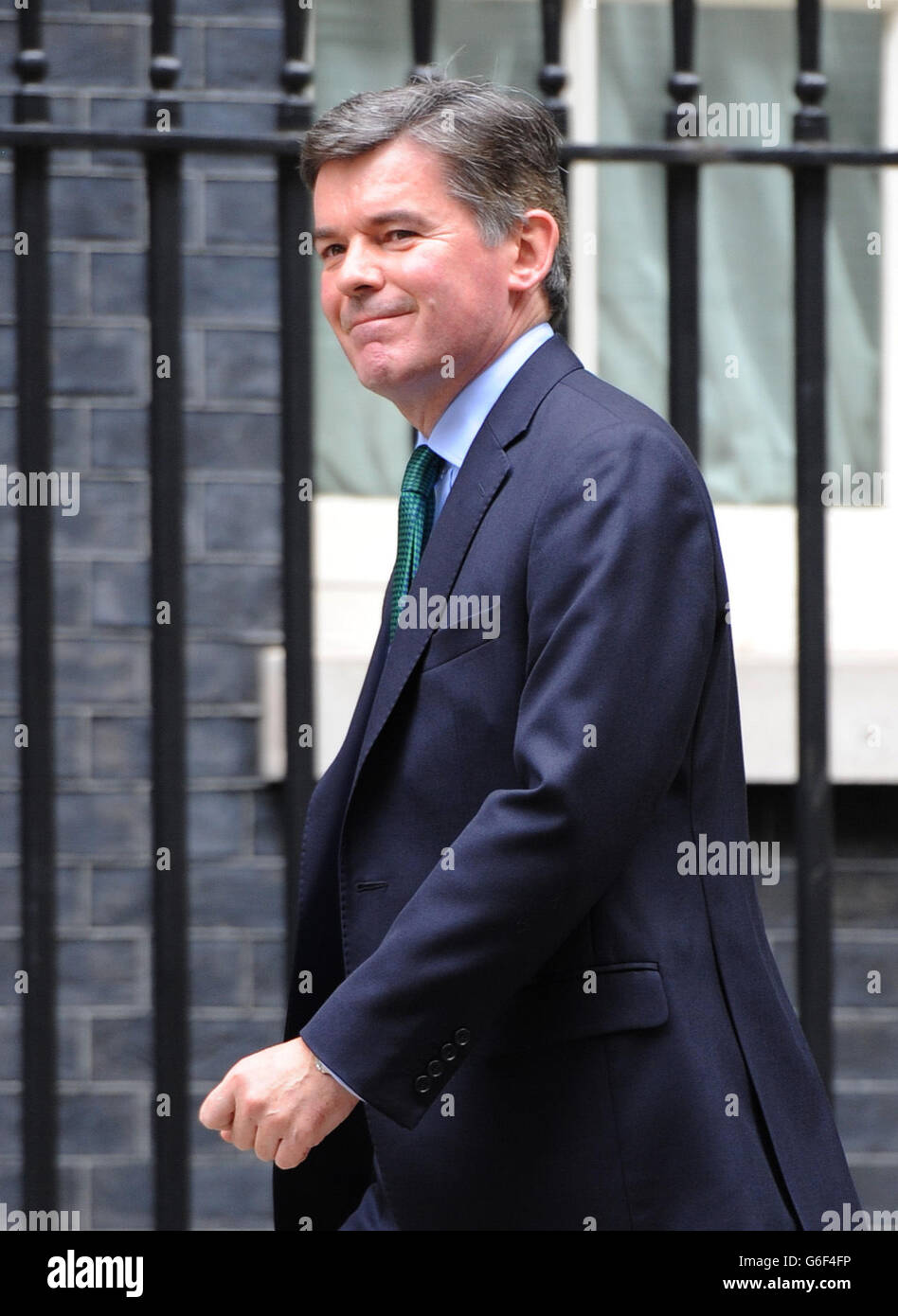 Hugh Robertson, ministro dello Sport presso il Dipartimento per la cultura, i media e lo sport, arriva al 10 di Downing Street, Londra, quando il primo ministro David Cameron, ha cacciato un rimpasto di coalizione, con il segretario scozzese Michael Moore tra le vittime. Foto Stock