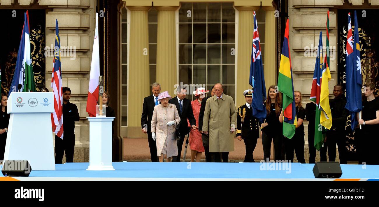 La regina Elisabetta II e il duca di Edimburgo camminano nel piazzale di Buckingham Palace, nel centro di Londra, prima dell'inizio della staffetta globale dell'evento sportivo. Foto Stock