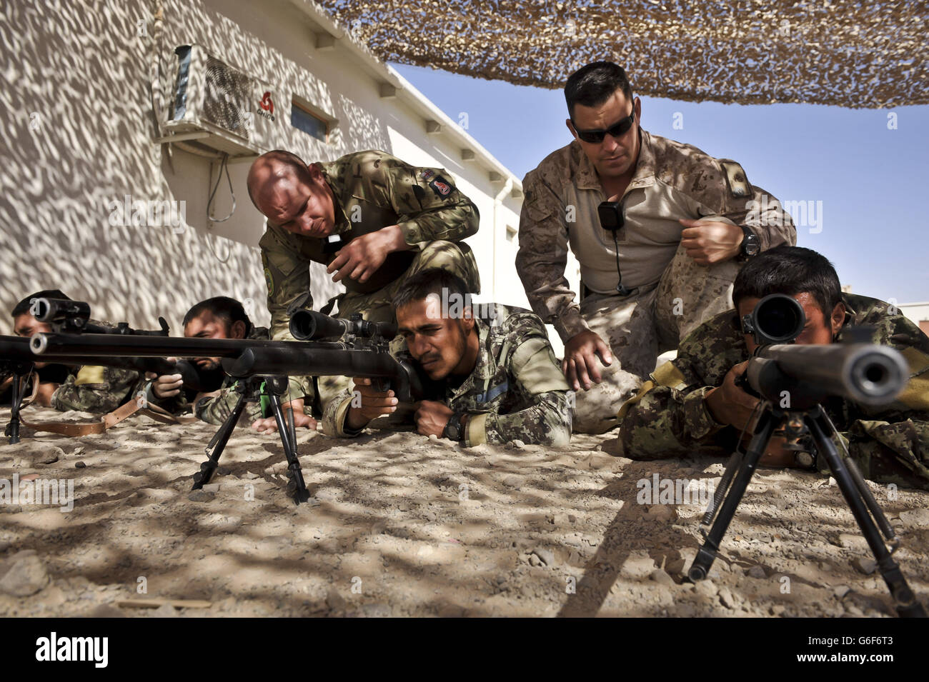 Soldati britannici e americani Christopher Smith, 29 anni, da Glasgow, 4 scozzesi (sinistra) e il sergente di Gunnery Victor Lopez, 38 anni, da Los Angeles, US Marine Core (destra), mentor Afghan National Army (ANA) soldati da 3 Brigade 209 Kandak sulle abilità di marchigiaggio presso ANA Camp Shorabak, provincia di Helmand, Afghanistan. Foto Stock