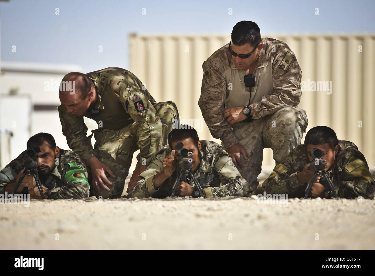 Soldati britannici e americani Christopher Smith, 29 anni, da Glasgow, 4 scozzesi (sinistra) e il sergente di Gunnery Victor Lopez, 38 anni, da Los Angeles, US Marine Core (destra), mentor Afghan National Army (ANA) soldati da 3 Brigade 209 Kandak sulle abilità di marchigiaggio presso ANA Camp Shorabak, provincia di Helmand, Afghanistan. Foto Stock