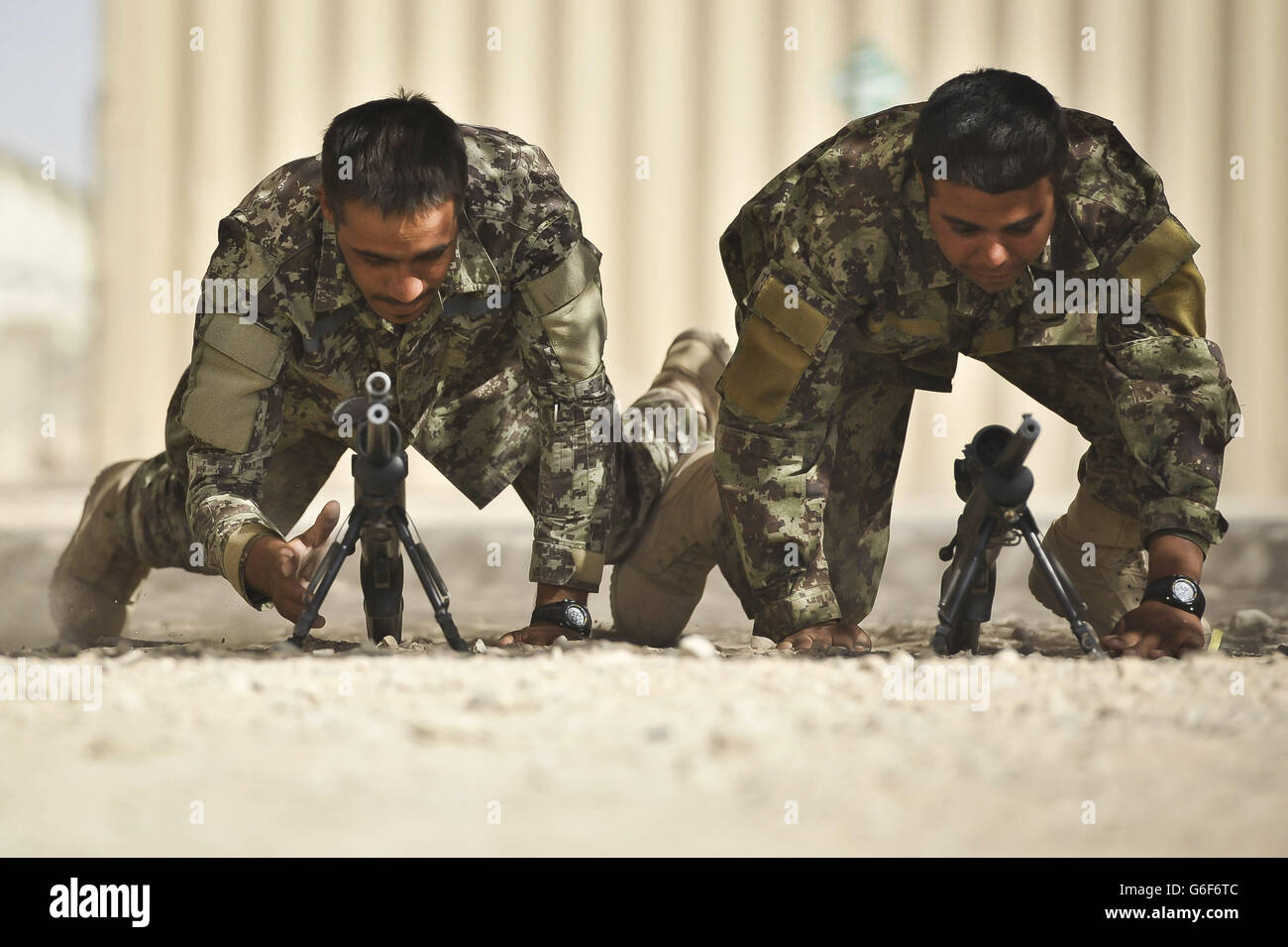 Soldati dell'Esercito Nazionale Afgano (ANA) da 3 Brigate 209 Kandak si tuffano nelle loro armi mentre sono addestrati sulle abilità di commercializzazione a campo di ANA Shorabak, provincia di Helmand, Afghanistan, da soldati britannici e americani. Foto Stock
