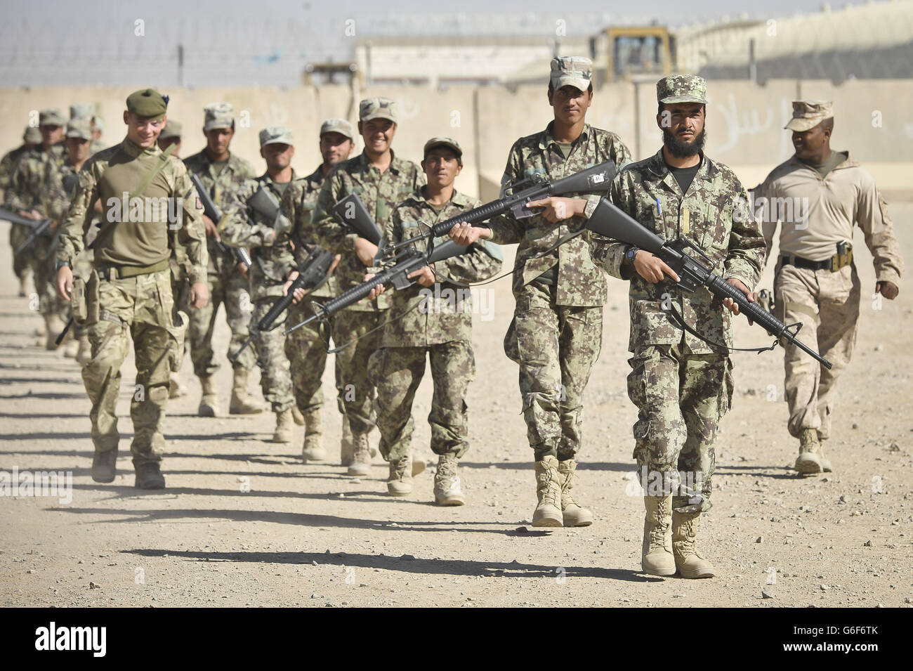 I soldati dell'esercito nazionale afghano (ANA) prendono parte all'addestramento di formazione di pattuglia al campo di ANA Shorabak, nella provincia di Helmand, in Afghanistan. Foto Stock