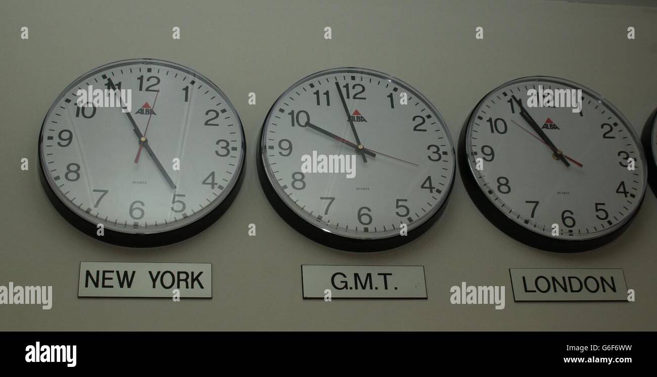Fusi orari. Una fila di orologi che mostrano l'ora in diversi fusi orari, come New York e Londra. Foto Stock