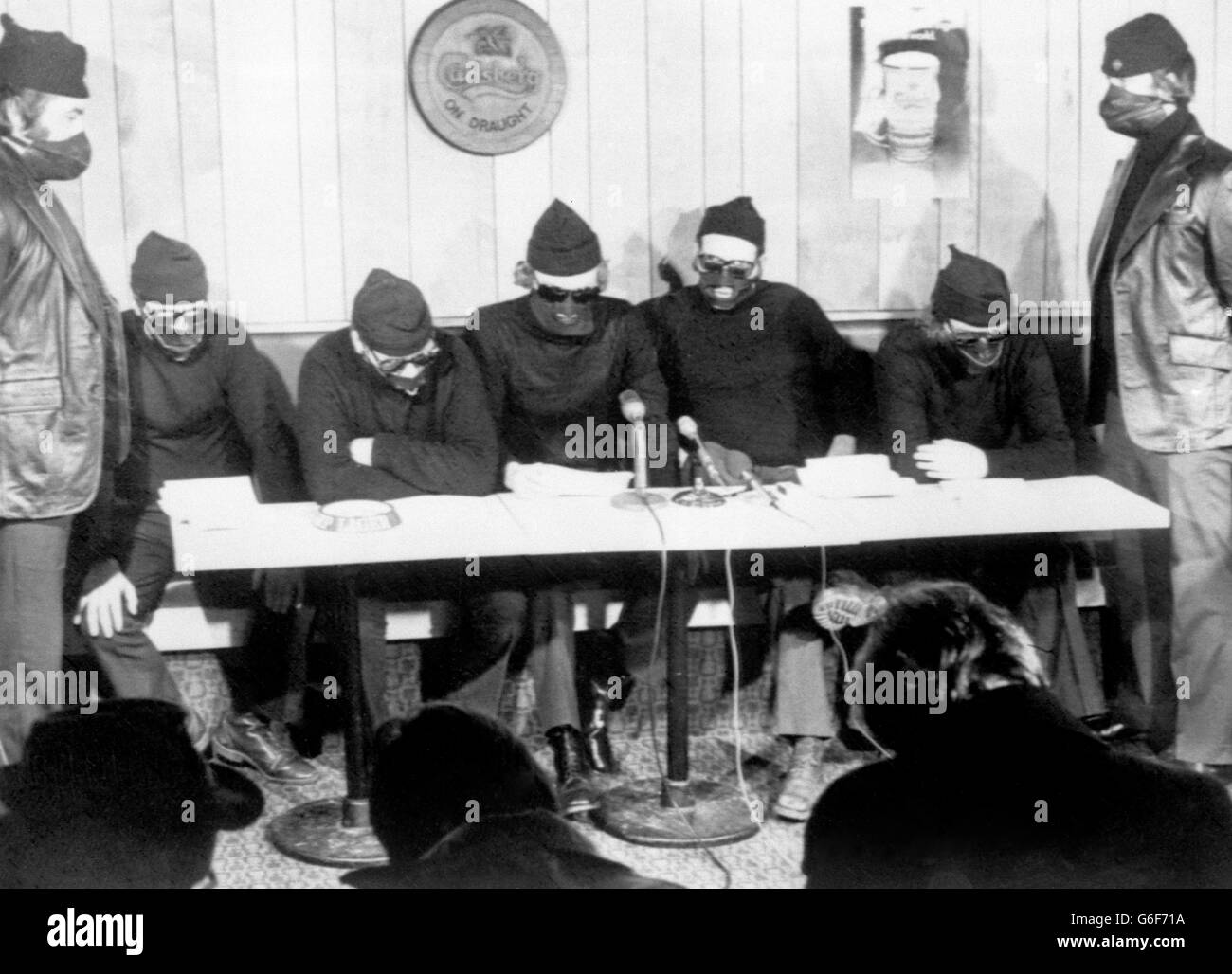 I leader mascherati della forza di Volontariato dell'Ulster protestante in una conferenza stampa su Shankhill Road, Belfast. Foto Stock
