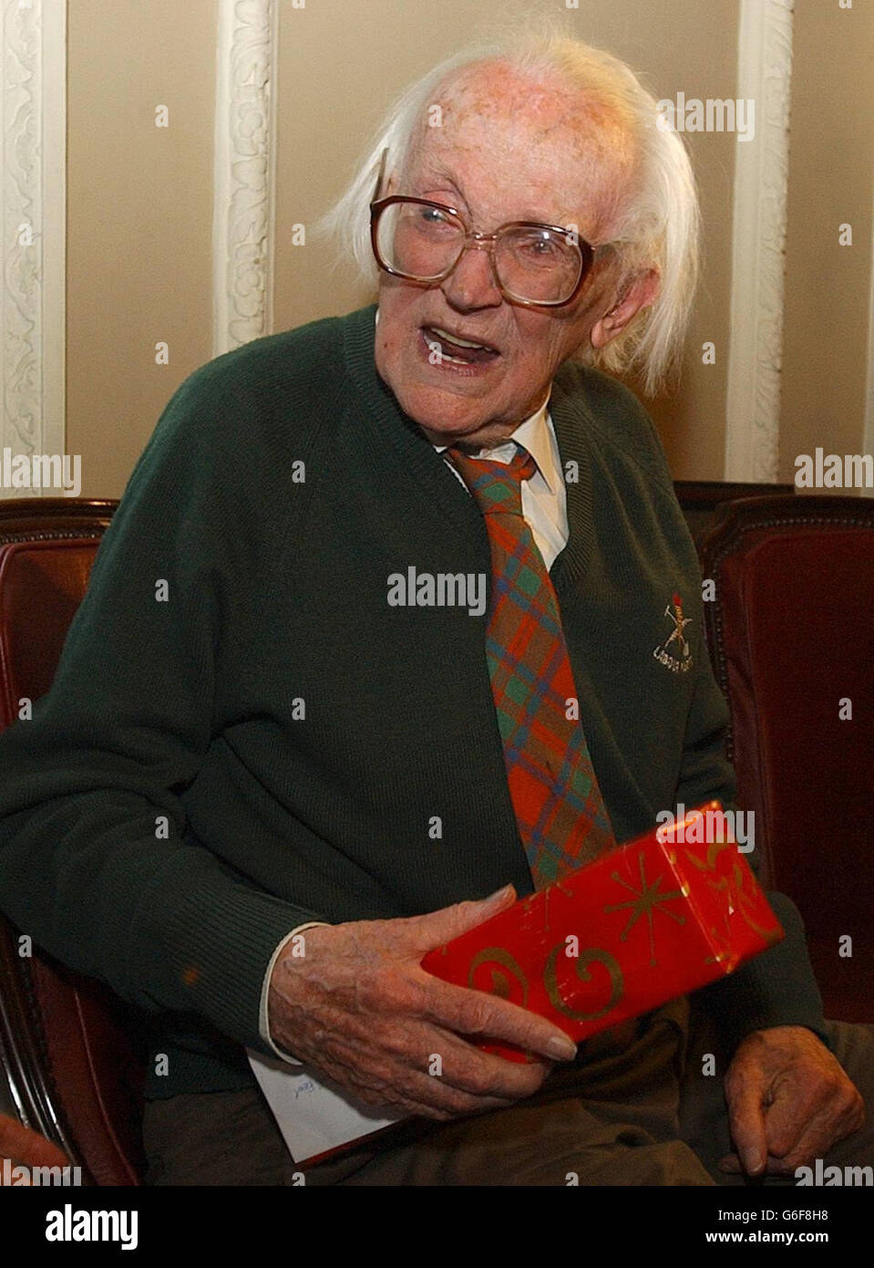 L'ex leader del Partito laburista Michael Foot svela un regalo al Gay Hussar a Soho, Londra, in occasione di una festa che si tiene per celebrare il suo 90° compleanno. Foto Stock