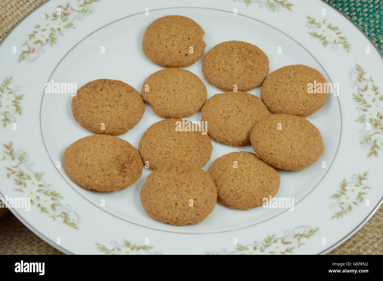 La miscela di zucchero e cannella i cookie su piastra Foto Stock