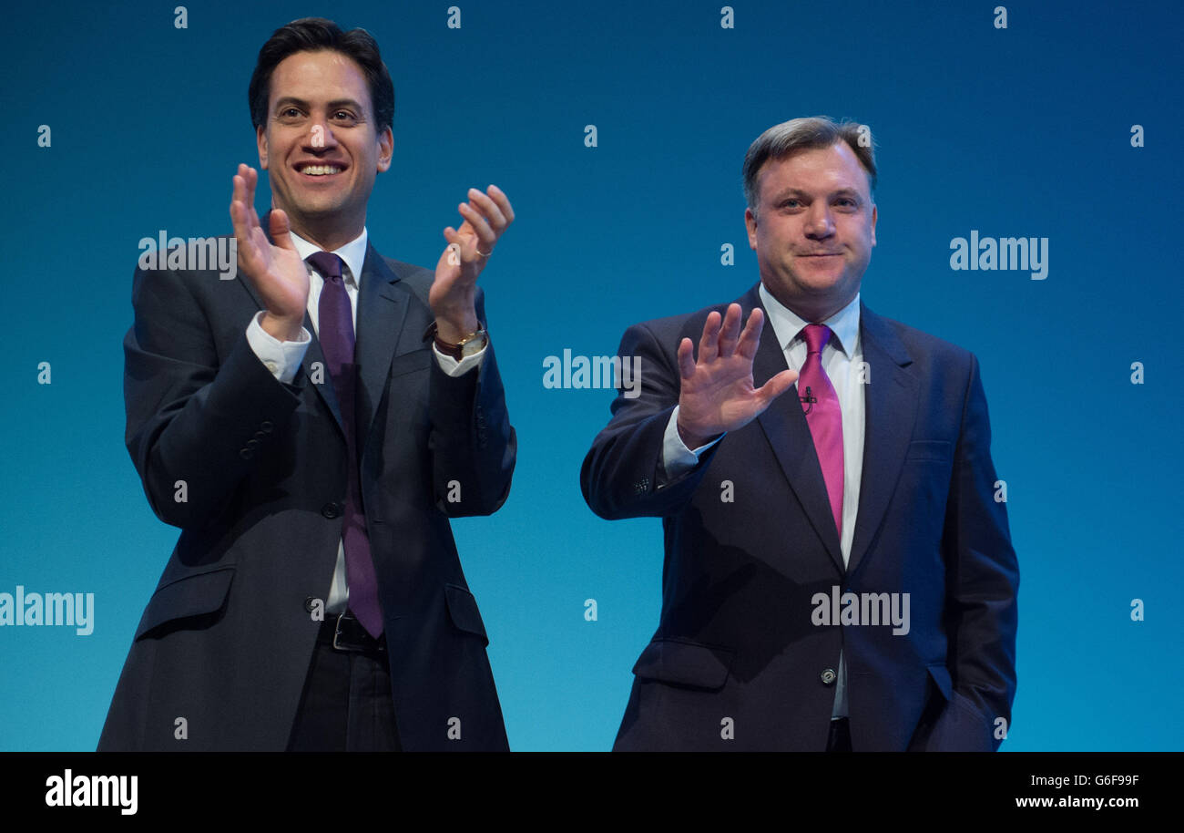 Il leader del lavoro ed Miliband (a sinistra) applaude il cancelliere ombra ed Balls dopo aver parlato ai delegati il secondo giorno della Conferenza annuale del Partito laburista a Brighton. Foto Stock