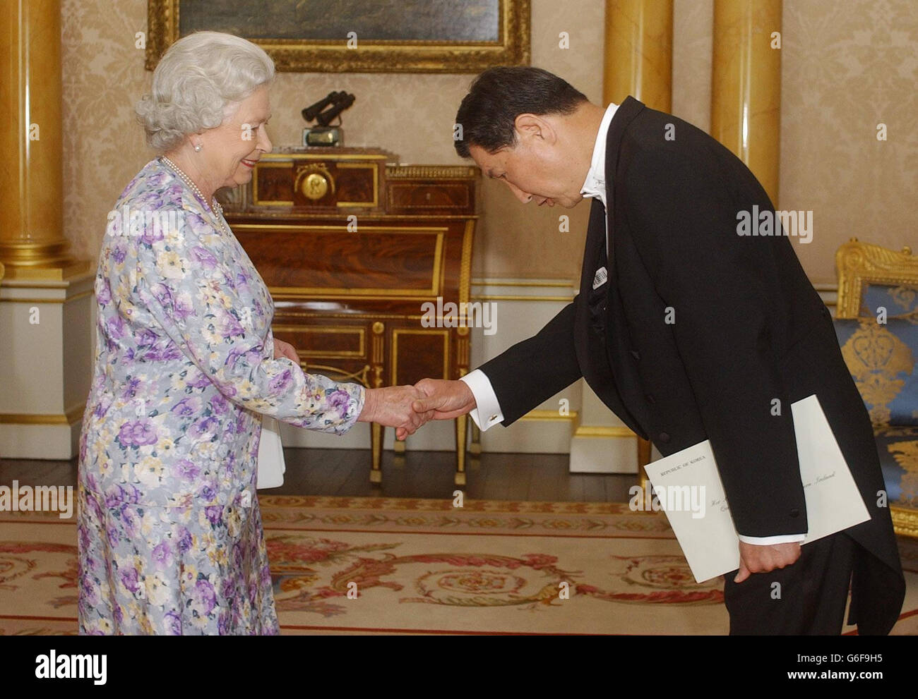 La regina britannica Elisabetta II riceve l'ambasciatore della Repubblica di Corea Lee Tae-sik a Buckingham Palace, Londra. Foto Stock