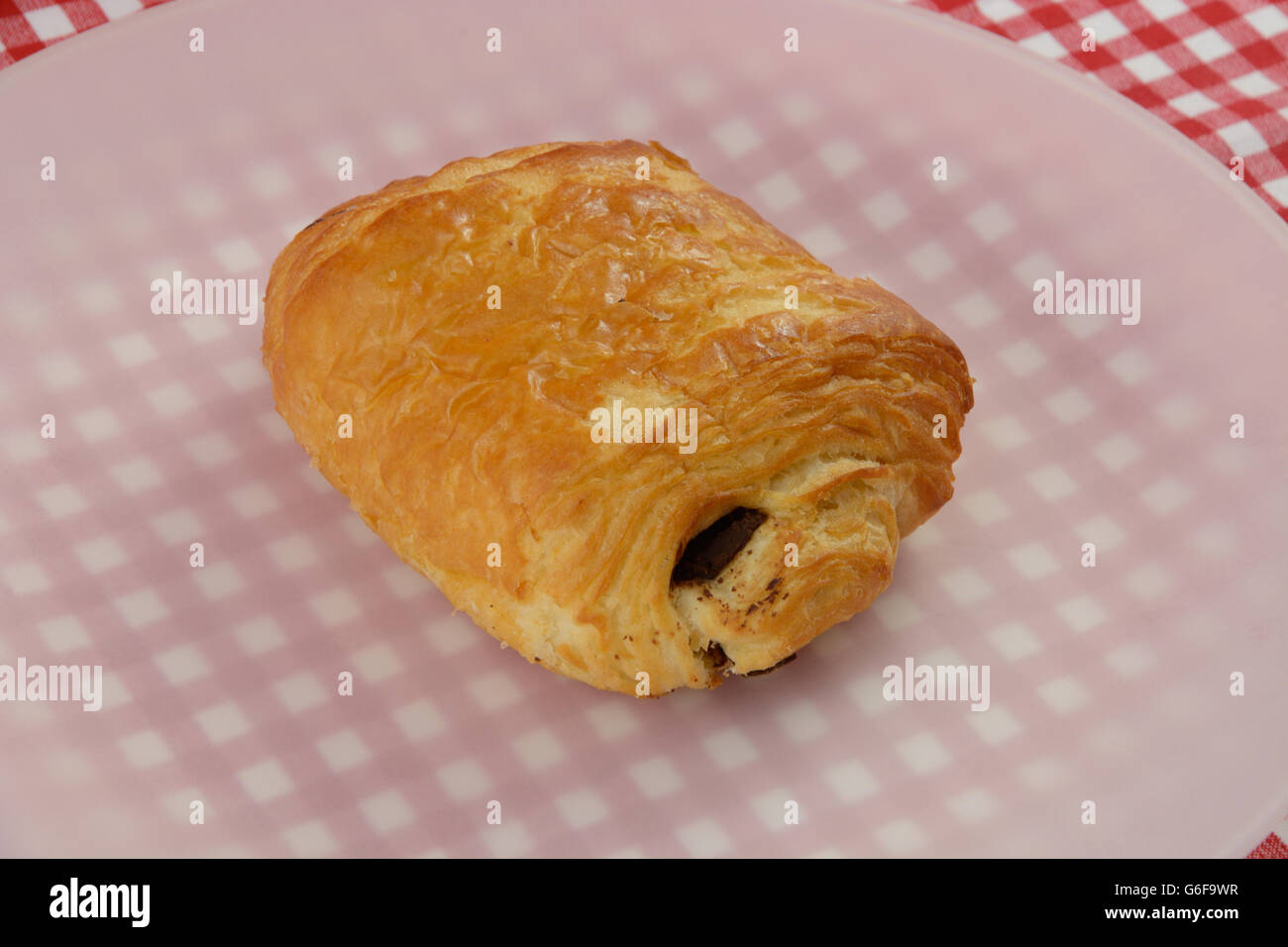 Croissant al cioccolato su traslucido piastra bianca Foto Stock