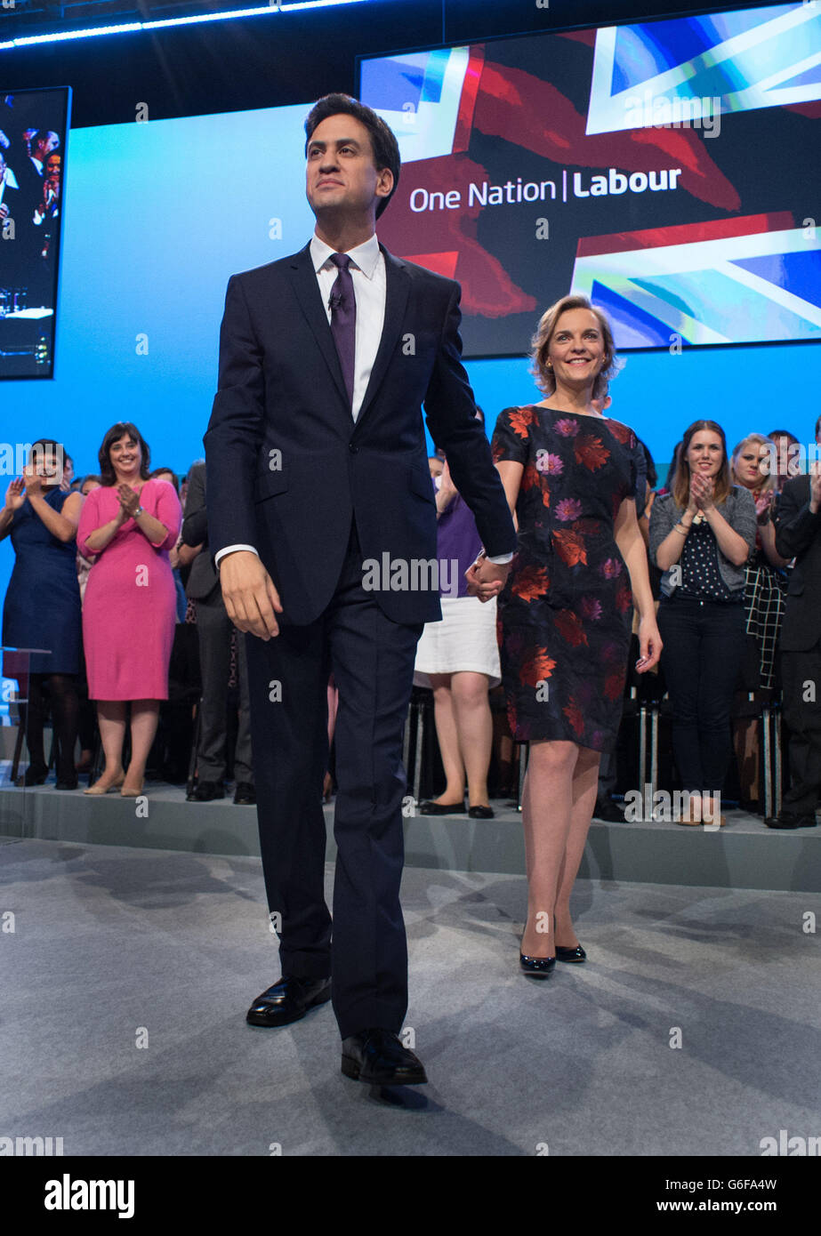 Il leader del lavoro ed Miliband è Unito sul palco dalla moglie Justine, che riconosce il pubblico dopo il suo discorso durante la conferenza annuale del suo partito al Brighton Centre di Brighton. Foto Stock