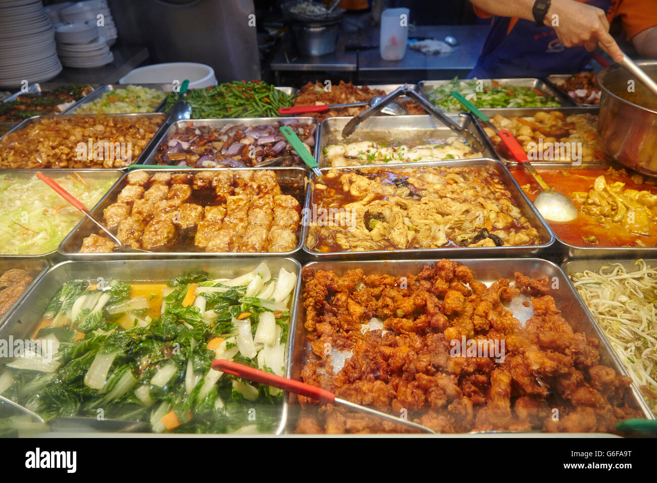 Il cinese hawker food, in Singapore. Una vasta selezione di carni e verdure mangiare con il riso. Foto Stock