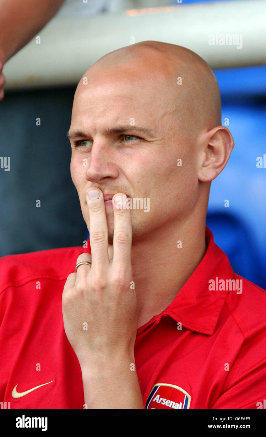 Il difensore dell'Arsenal Pascal Cygan guarda l'azione durante l'amichevole pre-stagione tra Peterborough United e Arsenal a London Road. Foto Stock