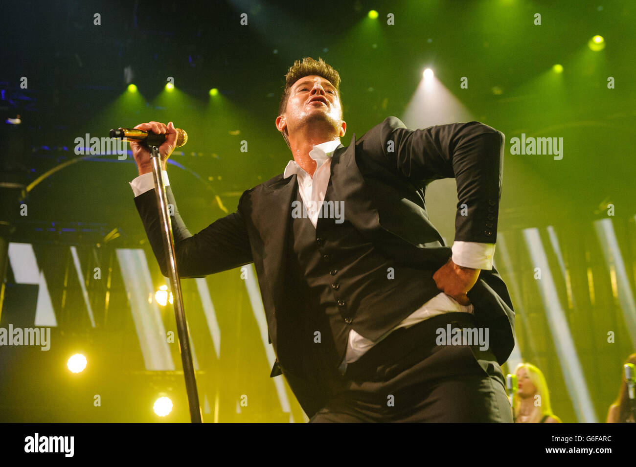 Robin Thicke si esibisce in concerto come parte dell'iTunes Festival presso la Roundhouse, a nord di Londra. Foto Stock