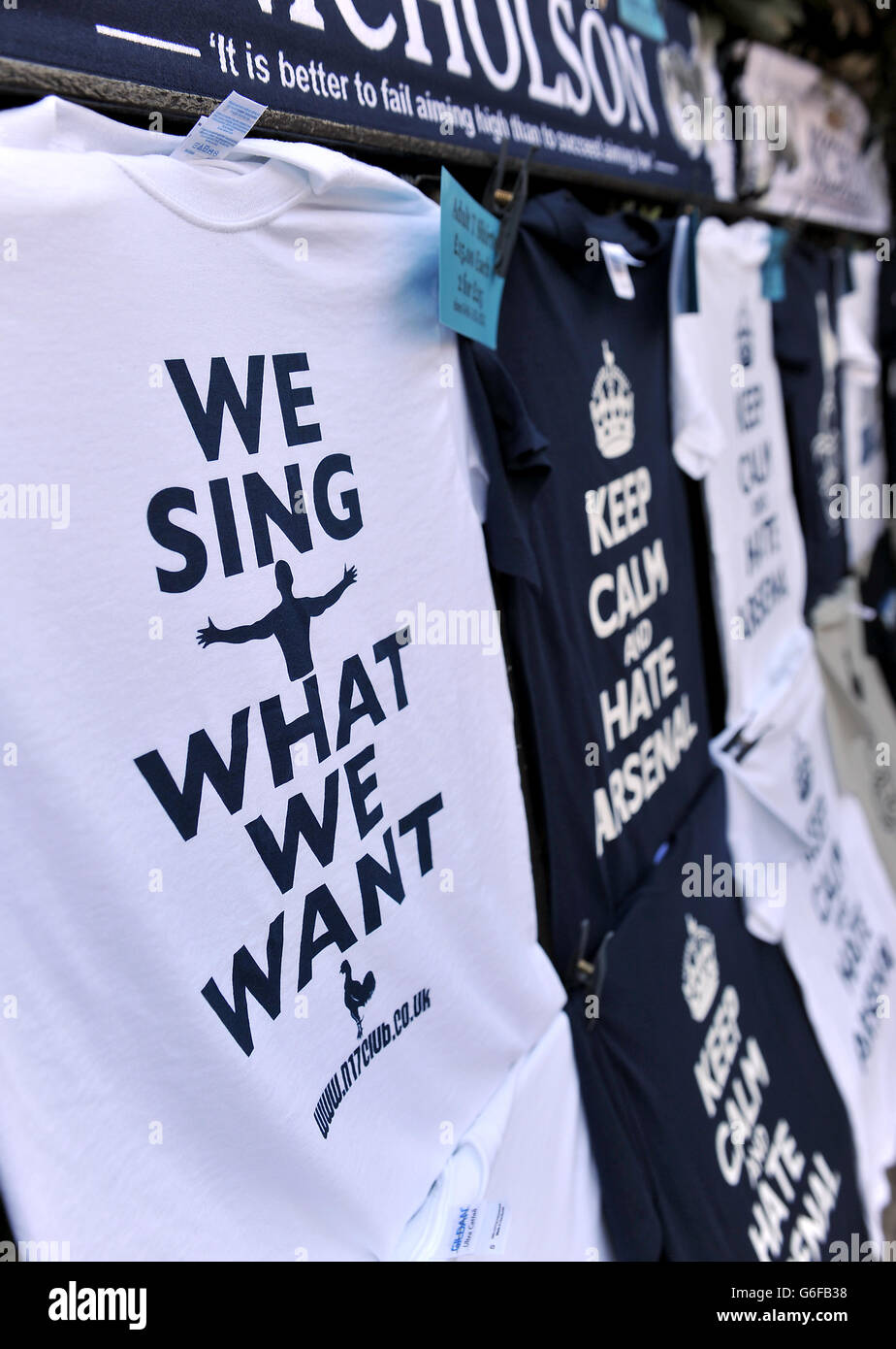 Una vista delle T-shirt Tottenham Hotspur in vendita al di fuori della corsia white hart prima di iniziare, incluse quelle con lo slogan 'We Sing What We Want' Foto Stock