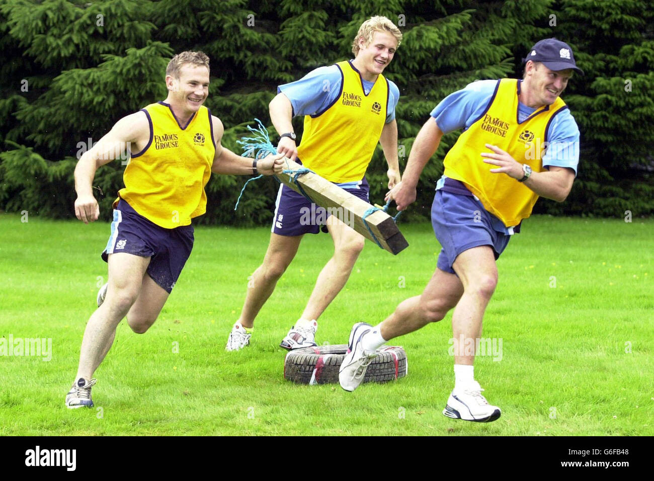 Da sinistra - Robert Russell, Simon Taylor e Gregor Townsend prendono parte al registro che porta esercizio al Forrest Hills Hotel durante la squadra scozzese Rugby Squad costruzione excersie vicino Aberfoyle. Foto Stock