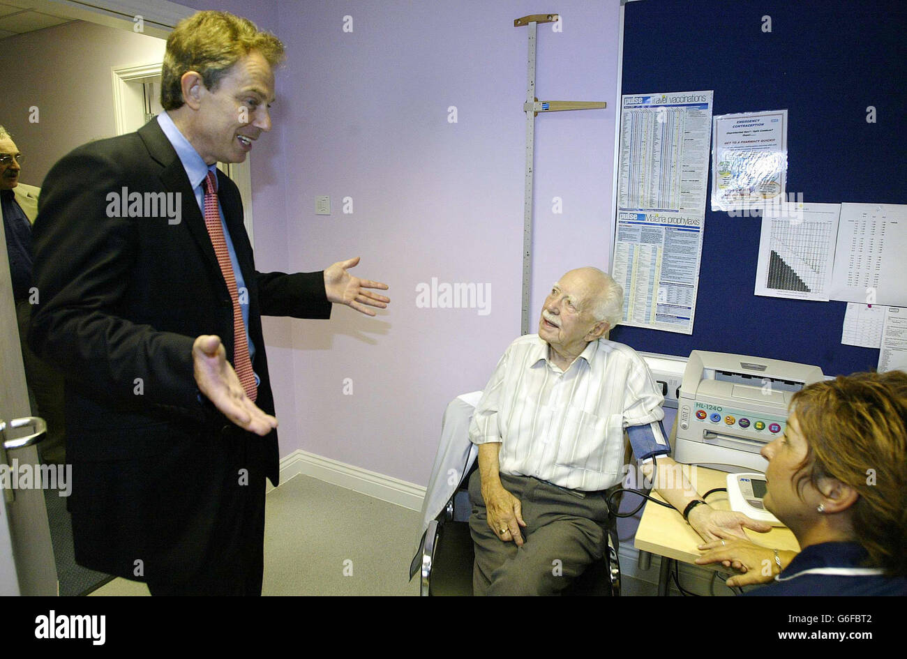 Il primo Ministro Tony Blair incontra Stan Carrick (a destra) che era il pilota dell'ex primo Ministro Winston Churchill, in visita al Cornforth Medical Center di Cornforth, nella contea di Durham. Foto Stock