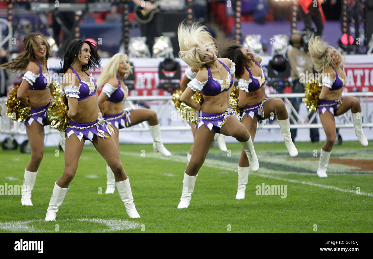 I cheerleader dei Minnesota Vikings si esibiscono prima della partita della NFL International Series allo stadio Wembley di Londra. Foto Stock