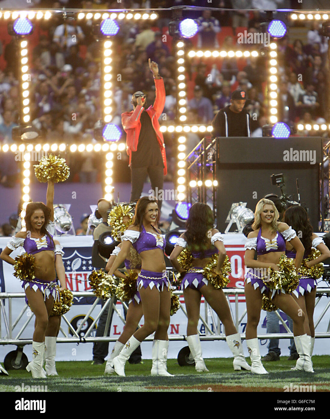 Tinie Tempah e i cheerleader dei Minnesota Vikings si esibiscono prima della partita della NFL International Series al Wembley Stadium di Londra. Foto Stock
