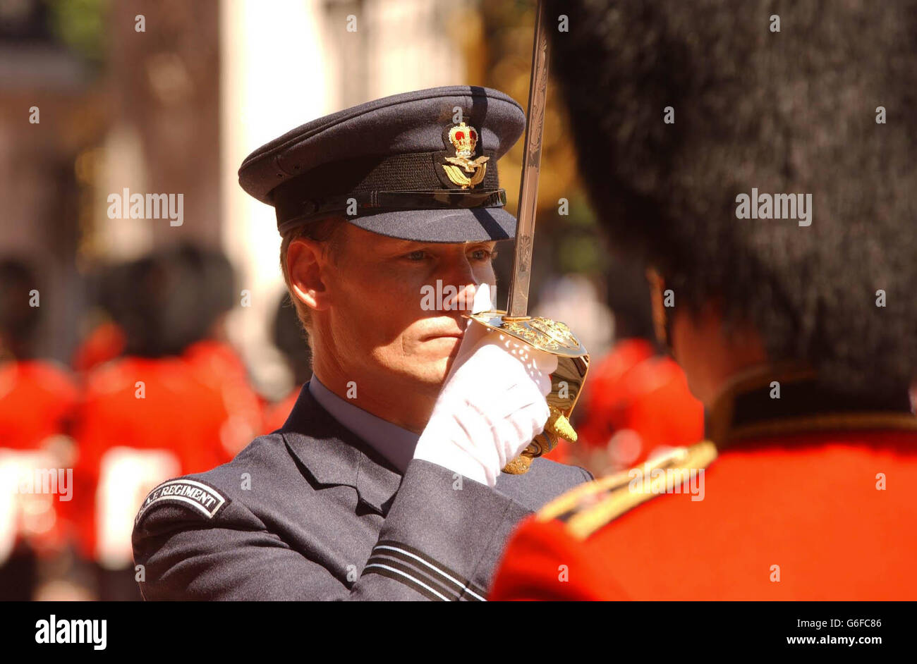 I militari e le donne che sono stati dispiegati in Iraq durante le recenti ostilità eseguono il cambio della guardia a Buckingham Palace. Il RAF Queens Color Squadron, che è stato tra le prime truppe britanniche ad attraversare il confine iracheno, prenderà parte alla famosa consegna. L'evento celebra 60 anni di doveri pubblici nei palazzi londinesi da parte del Rif. Foto Stock