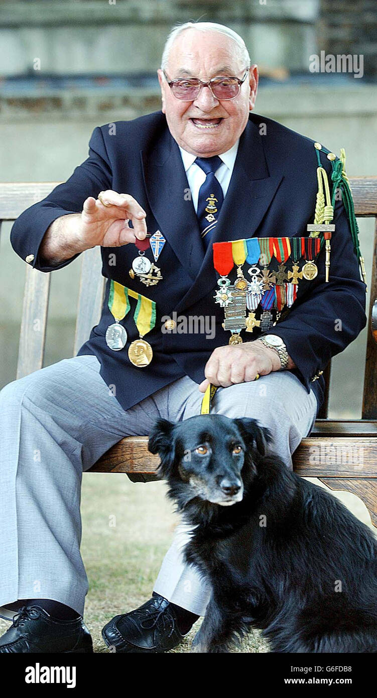 Gaston Sanz con il suo cane Angel all'Imperial War Museum di Londra, con una medaglia in replica nel sessantesimo anniversario della prima presentazione della medaglia Valiant Dog. * Sanz, che fu il proprietario del primo cane a ricevere la medaglia, servì sul sommergibile tedesco rubis catturato durante la seconda guerra mondiale, che fu utilizzato dagli alleati in 26 missioni. Foto Stock