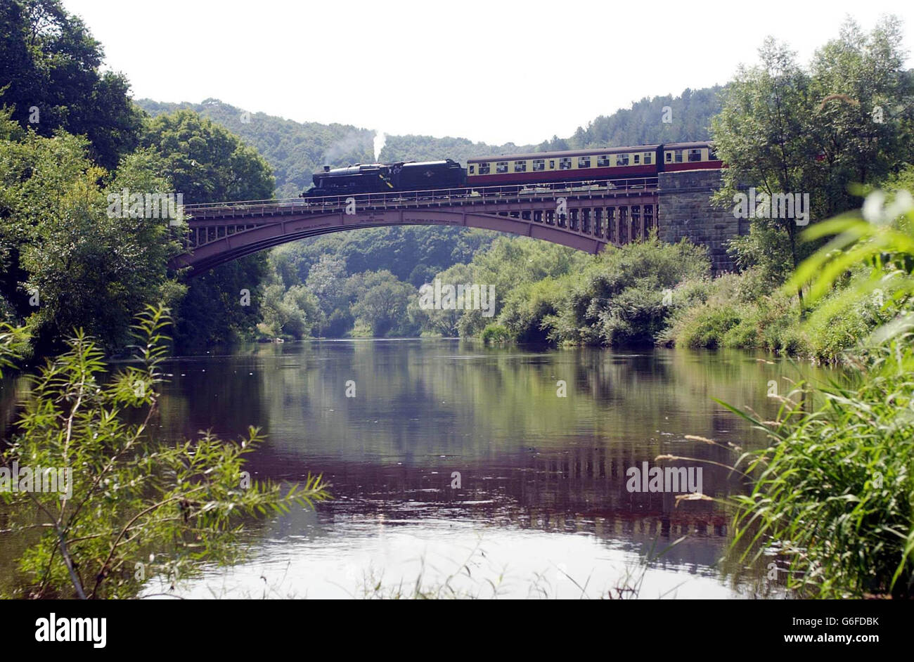 Uno Stannier 8F n. 48773 con il suo treno di carrozze attraversa il Severn ad Upper Arley lunedì 4 agosto 2003, il 35° anniversario della fine delle normali operazioni di treni a vapore sulle ferrovie britanniche. La data è anche il 62° anniversario del deragliamento del loco da parte di un cammello in Iran. Uno dei 852 del tipo costruito, il motore è stato riportato dal Medio Oriente dalla società 8F ed è ora gestito dalla ferrovia Severn Valley nelle West Midlands. PA Foto: David Jones. Foto Stock