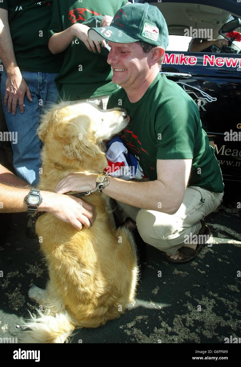 Il cieco Mike Newman festeggia con il suo cane guida Ross dopo aver infrantito il record di velocità di terra per i non vedenti superando il precedente record di 141mph, Elvington, York. Ha stabilito il record mondiale raggiungendo una velocità di 144 mph in un'auto 58,000. Newman era solo al volante di un'auto Jaguar XRJ 4.2 super carica da 155 mph durante l'offerta record presso un vecchio aeroporto. Foto Stock