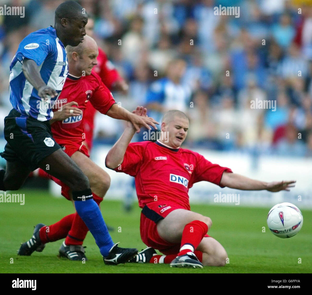 Lloyd Owusu di Sheffield Wednesday è fermato da Andy Jordan di Hartlepool  (centro) e Michael Nelson, durante la prima partita della Carling Cup a  Hillsborough, Sheffield. NESSUN UTILIZZO NON UFFICIALE DEL SITO