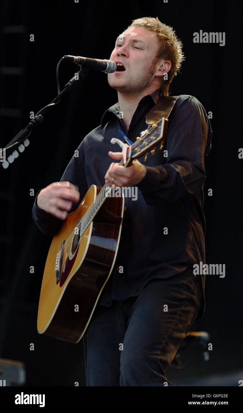 David Gray V2003. David Gray si esibisce sul V Stage, durante il festival musicale V2003 a Chelmsford, Essex. Foto Stock