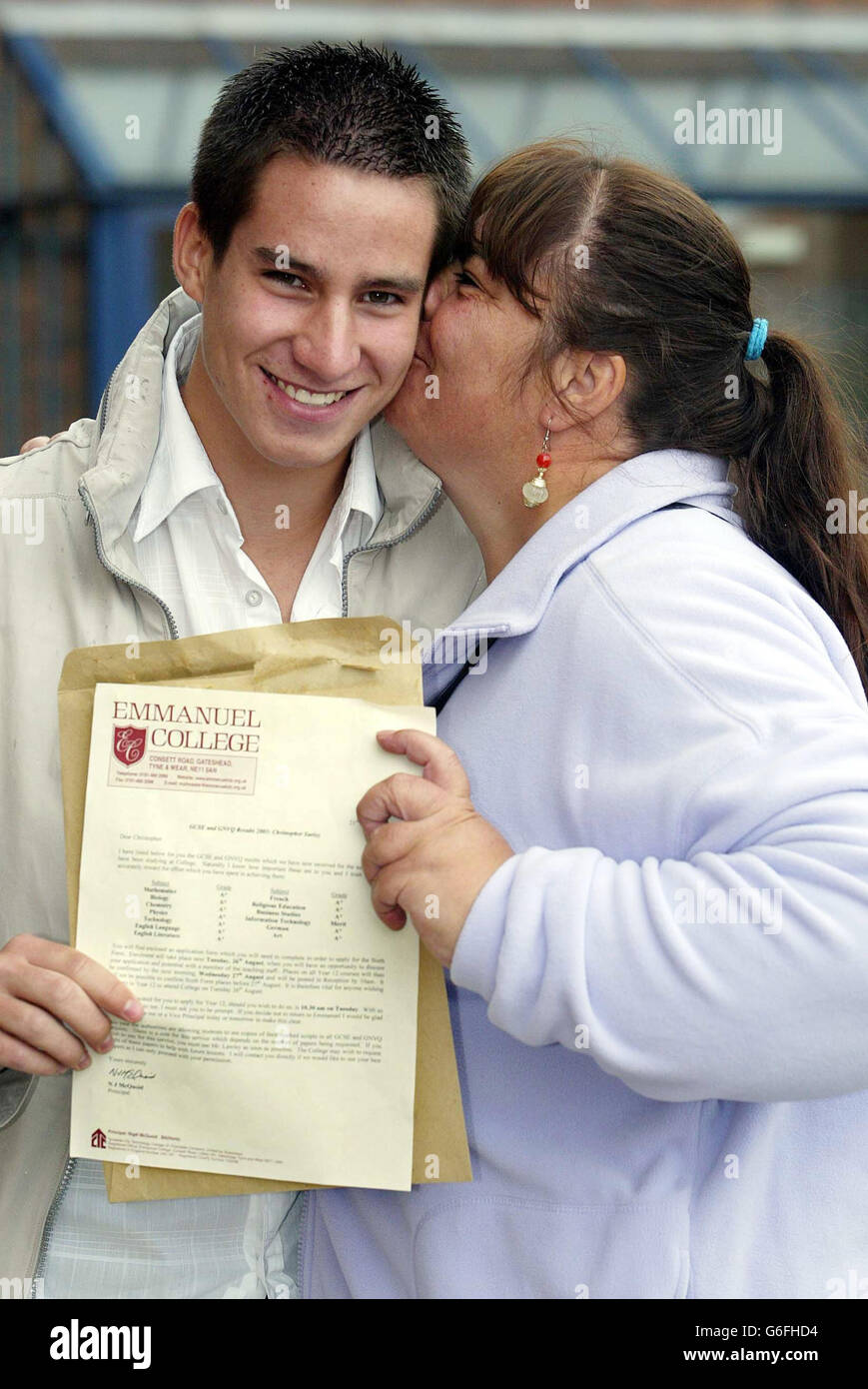 Christopher Surley e sua madre celebrano i suoi 12 GSCE al grado A all'Emmanuel Collage di Gateshead. Ventisette alunni hanno raggiunto un totale di 300 A* e UN grado di GCSE tra loro. Tre degli studenti dell'Emmanuel College hanno raccolto un set completo di voti A*. I risultati sono stati ugualmente buoni per entrambi i sessi, con 13 studenti della 'classe superiore' che sono ragazzi e 14 ragazze. Foto Stock