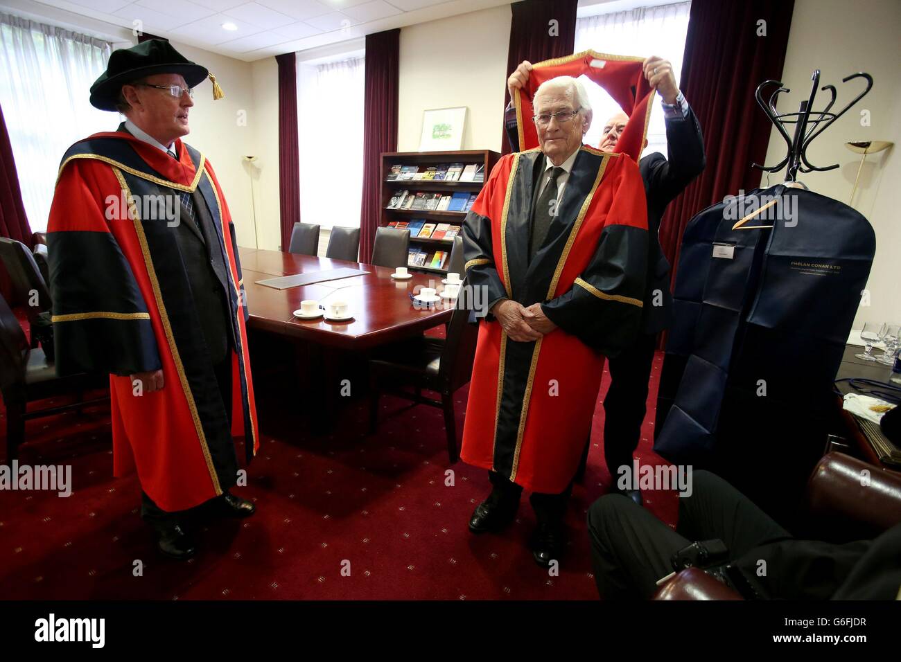 Lord David Trimble (a sinistra) e Seamus Mallon presso la Dublin City University dove hanno ricevuto lauree onorarie in riconoscimento del loro contributo chiave al processo di pace in Irlanda del Nord. Foto Stock