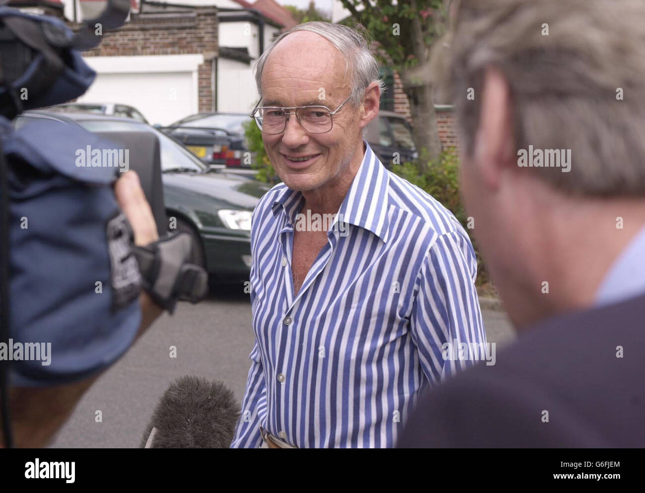 Il manager bancario in pensione e l'ex consigliere conservatore Ian Cameron Black si trova fuori dalla sua casa nel nord di Londra, mentre parla ai media, dopo essere stato ucciso mentre cercava di fomentare una rapina da parte della banca. * il signor Black, 64 anni, amico dell'ex primo ministro John Major, è stato rilasciato dopo aver trascorso la notte in ospedale. Foto Stock