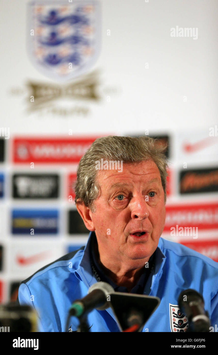 Il direttore dell'Inghilterra Roy Hodgson durante la conferenza stampa al Grove Hotel, Londra. Foto Stock