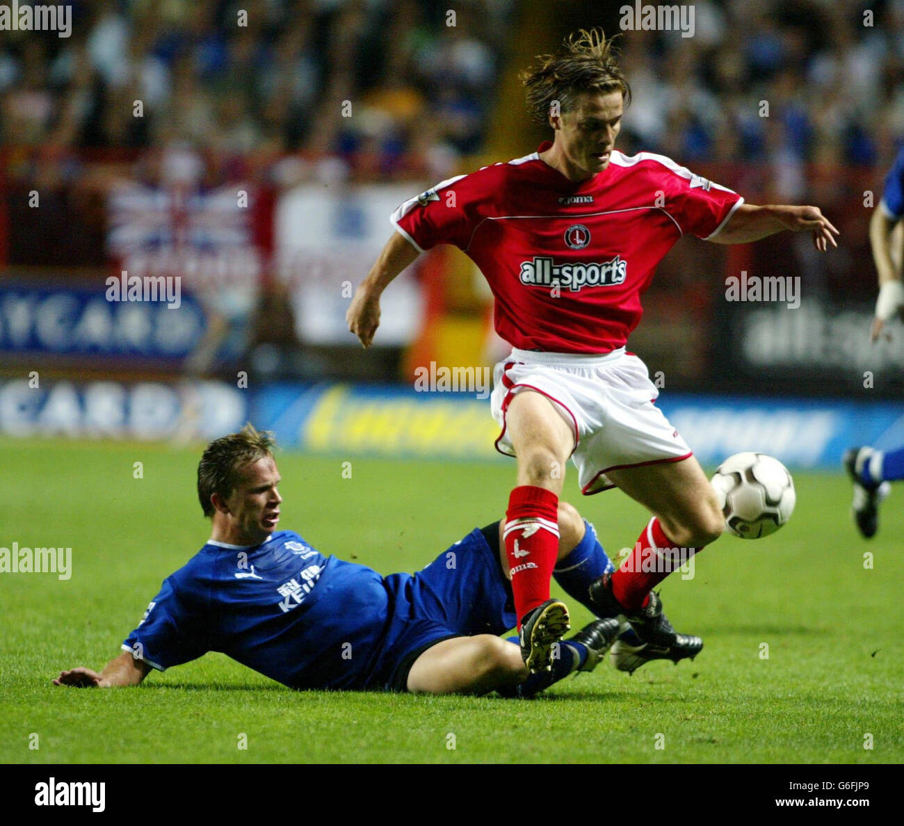 Everton's Tobias Linderoth (a sinistra) affronta Scott Parker di Charlton durante la loro partita di premiership fa Barclaycard alla Valley, a sud di Londra. Foto Stock