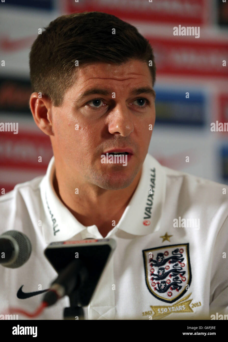 Inghilterra Capitano Steven Gerrard durante la conferenza stampa al Grove Hotel, Londra. Foto Stock