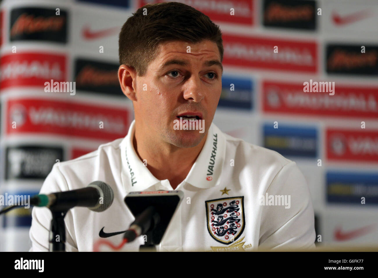 Inghilterra Capitano Steven Gerrard durante la conferenza stampa al Grove Hotel, Londra. Foto Stock