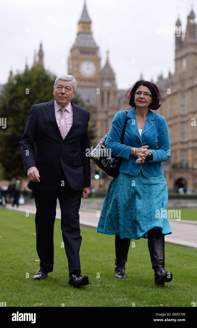 I parlamentari di Hull Diana Johnson e Alan Johnson oggi a Westminster, dove chiedevano un 'accordo equo per Hull'. Foto Stock