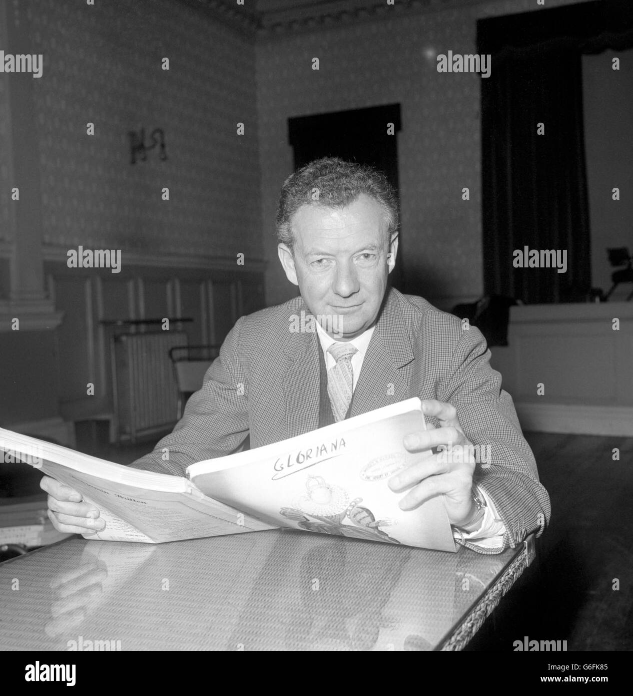 Il compositore Benjamin Britten con la partitura della sua opera Gloriana durante le prove a Londra. Foto Stock