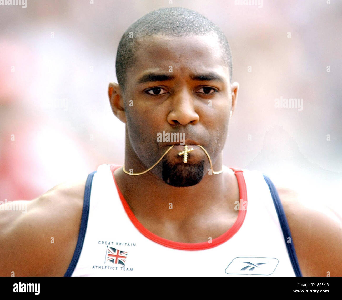 Lo sprinter britannico Darren Campbell si prepara per un altro round dei 200m degli uomini dopo una comoda qualifica nel primo round ai Campionati del mondo di atletica a Parigi, mercoledì 27 agosto 2003. Foto Stock