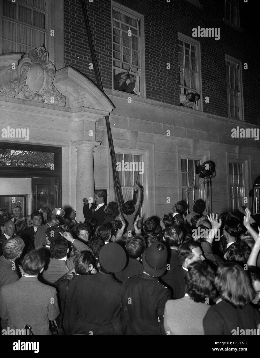 Lady Dorothy Macmillan, moglie del primo ministro, si ondeggia con le folle che salutano la vittoria conservatrice fuori dal quartier generale del Tory Party a Abbey House, Londra. Foto Stock