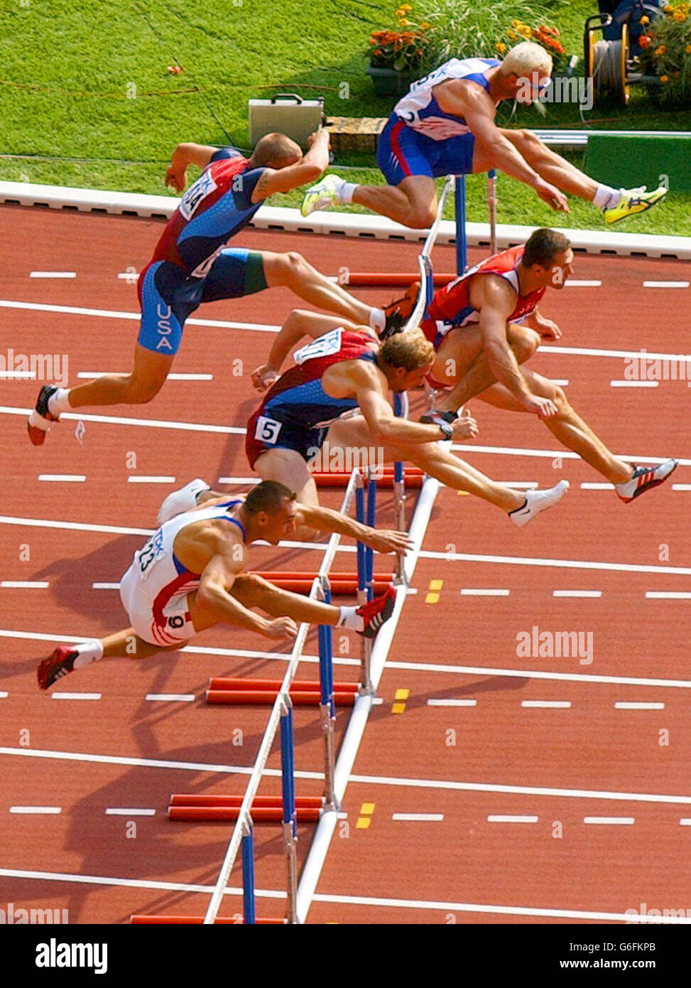 Tom Pappas degli Stati Uniti (numero 5) salta il primo ostacolo nell'evento Decathlon 110m, ai Campionati del mondo di atletica di Parigi. Foto Stock