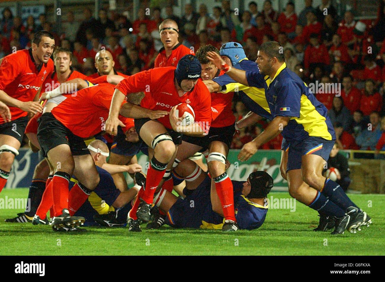 Deiniol Jones del Galles carica da un maul durante la partita internazionale amichevole contro la Romania al campo di corse, Wrexham. Il Galles ha vinto la partita 54-8. Foto Stock