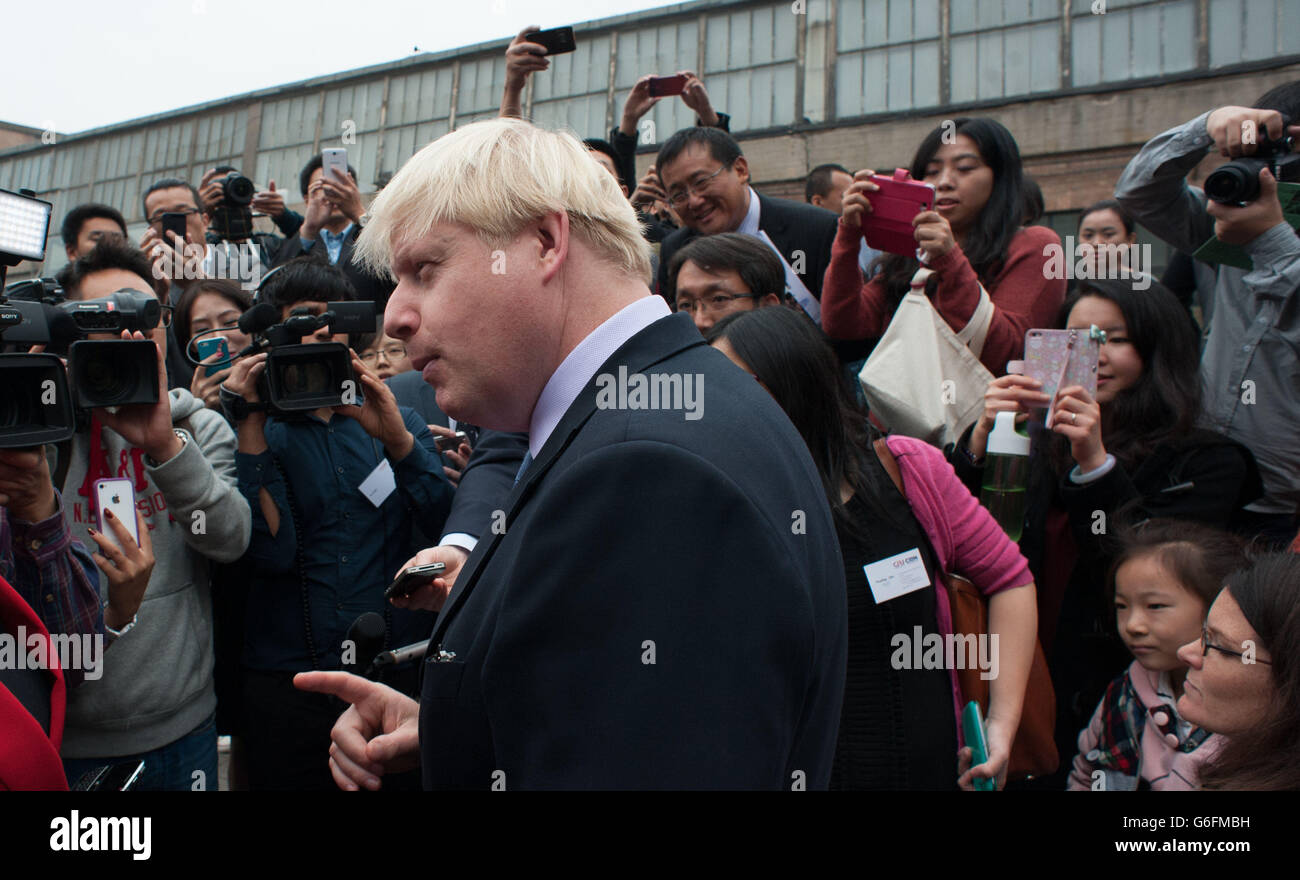 Il Sindaco di Londra Boris Johnson inizia un incontro di sei giorni con gli ex e gli attuali studenti del Regno Unito e di Pechino all'evento London Universities International Partnership Showcase a Pechino, dove ha lanciato il primo sito ufficiale di lingua cinese che promuove Londra. Foto Stock